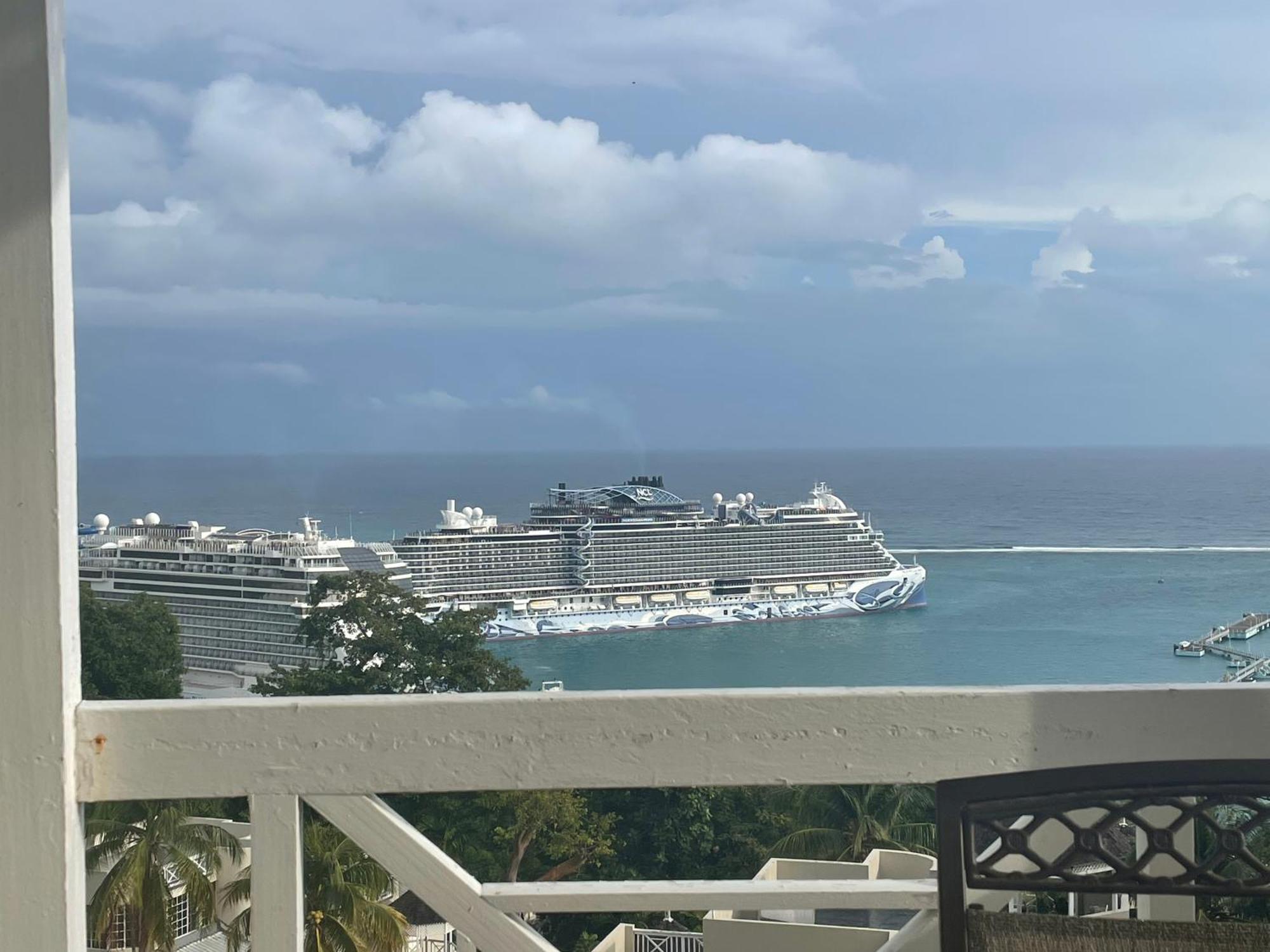 Oceanbreeze Jamaica Penthouse, 7-Minute Walk To Beach Ocho Ríos Extérieur photo
