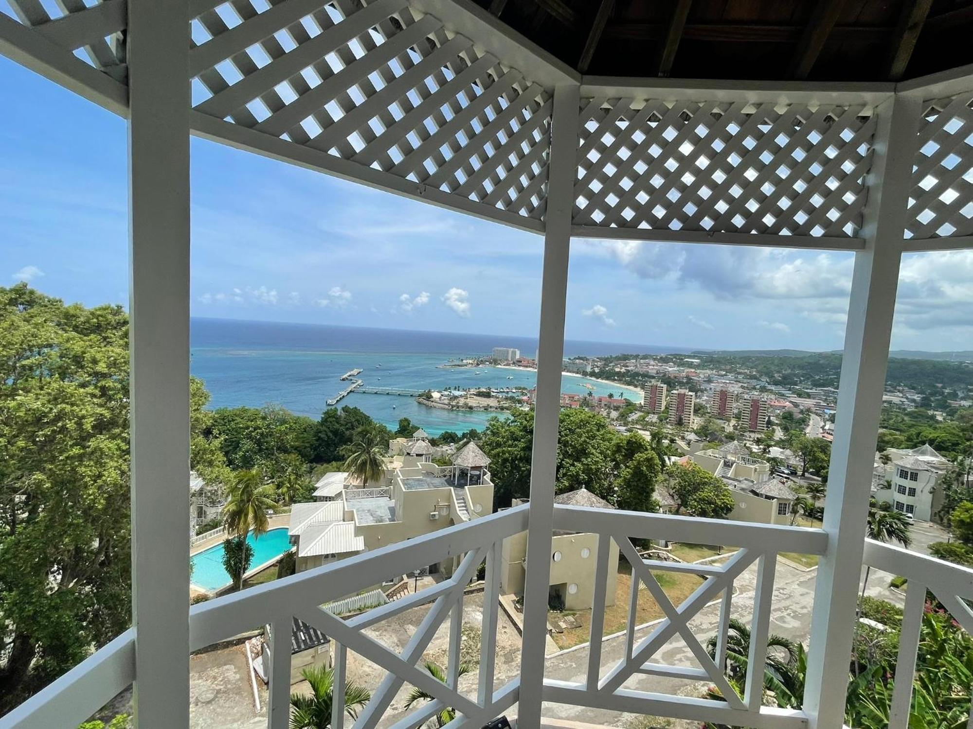 Oceanbreeze Jamaica Penthouse, 7-Minute Walk To Beach Ocho Ríos Extérieur photo