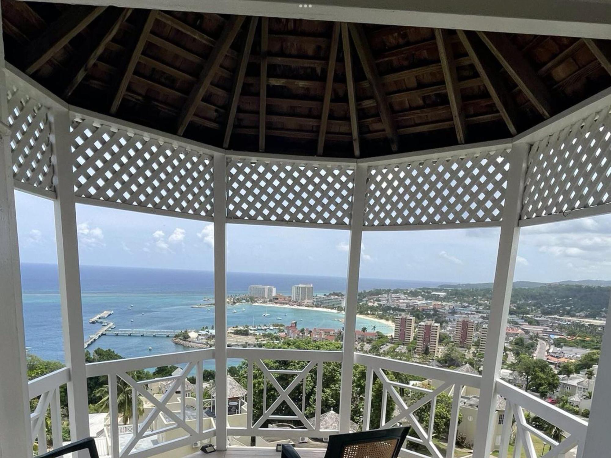 Oceanbreeze Jamaica Penthouse, 7-Minute Walk To Beach Ocho Ríos Extérieur photo