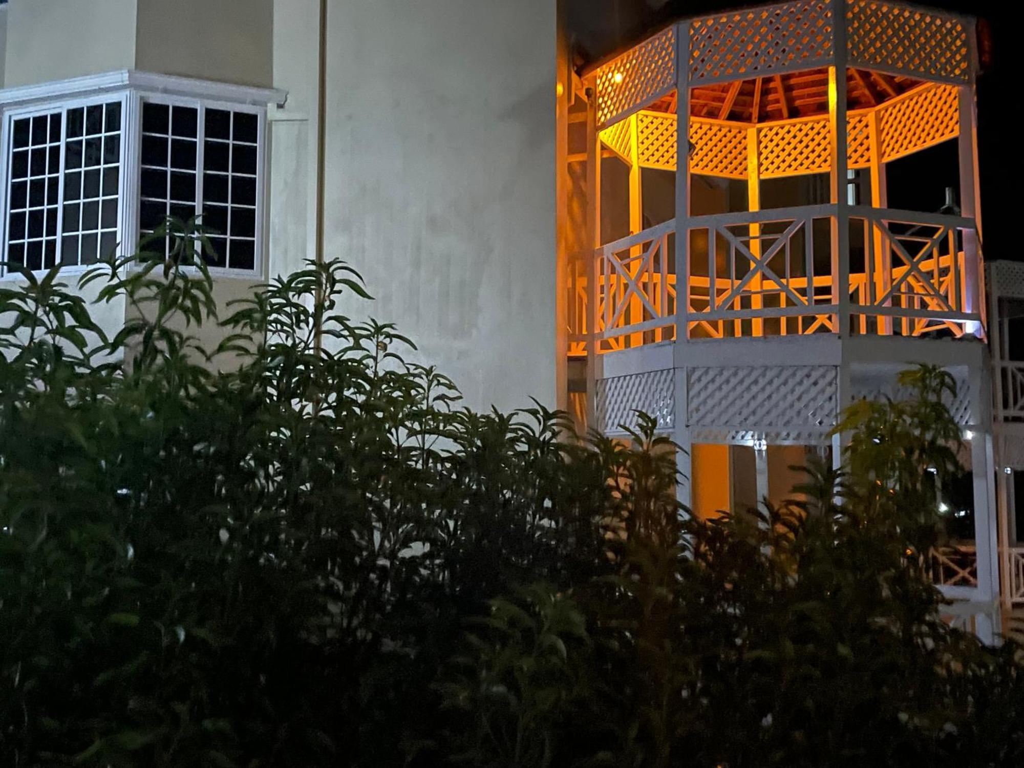 Oceanbreeze Jamaica Penthouse, 7-Minute Walk To Beach Ocho Ríos Extérieur photo