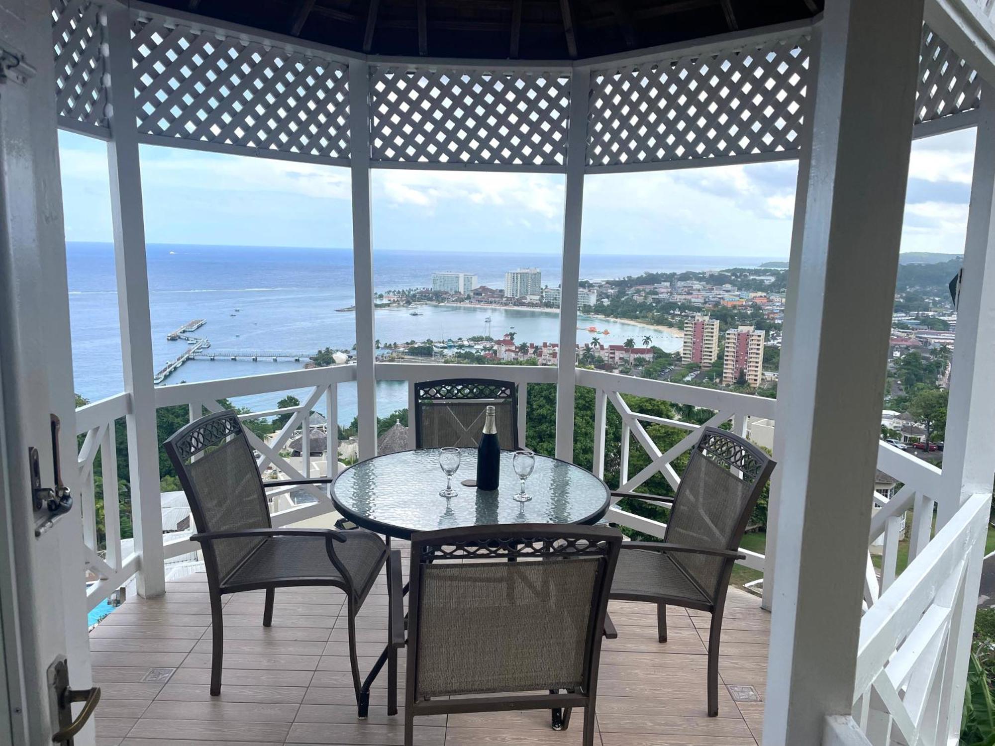 Oceanbreeze Jamaica Penthouse, 7-Minute Walk To Beach Ocho Ríos Extérieur photo