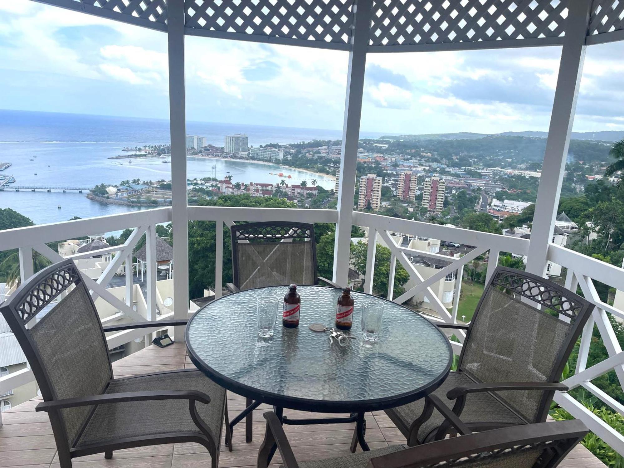 Oceanbreeze Jamaica Penthouse, 7-Minute Walk To Beach Ocho Ríos Extérieur photo