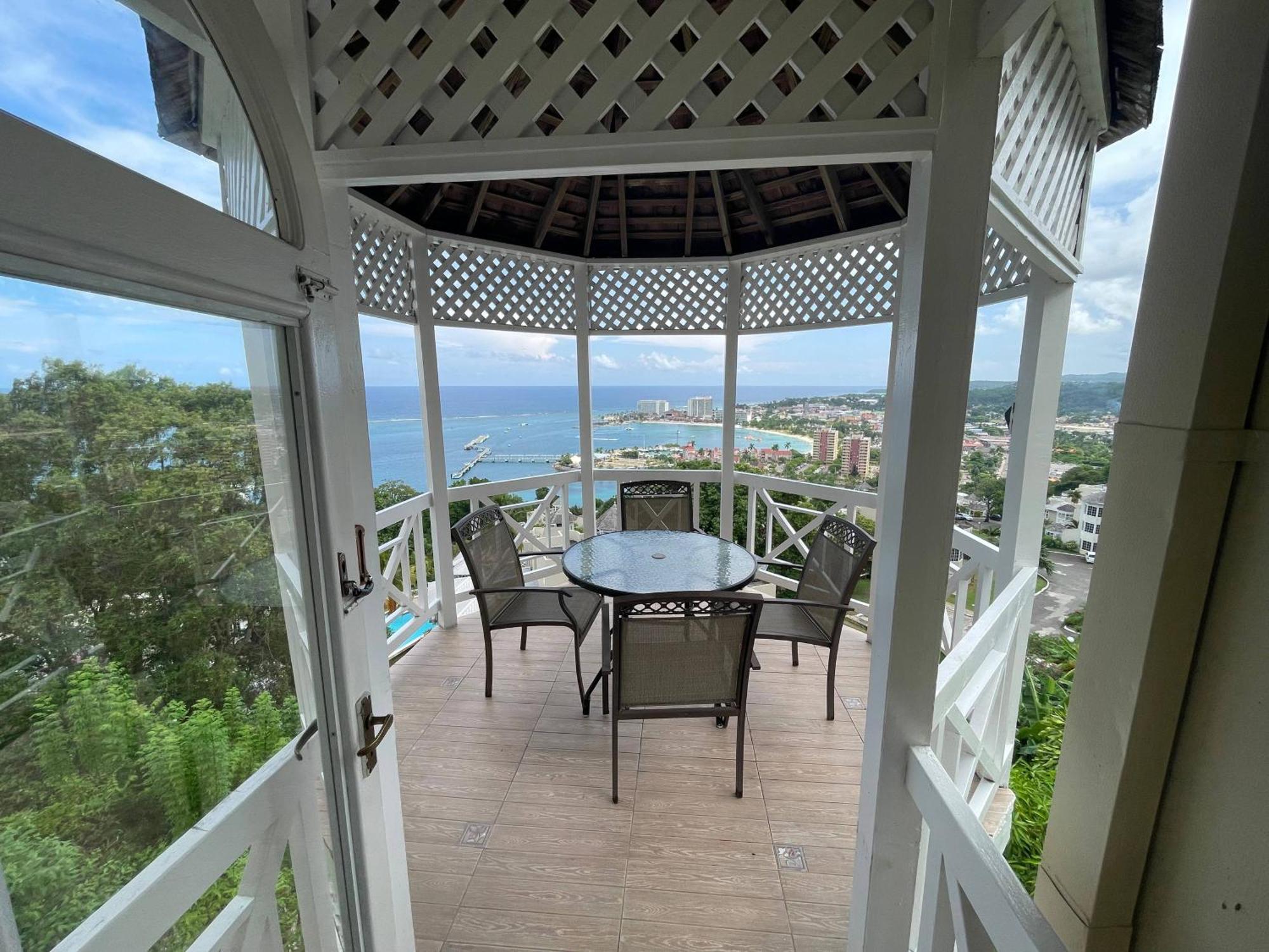 Oceanbreeze Jamaica Penthouse, 7-Minute Walk To Beach Ocho Ríos Extérieur photo