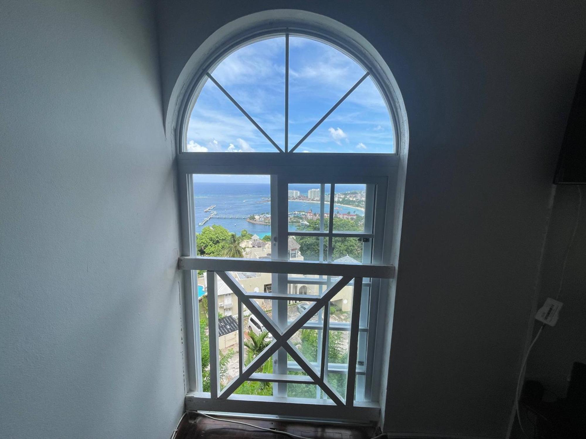 Oceanbreeze Jamaica Penthouse, 7-Minute Walk To Beach Ocho Ríos Extérieur photo
