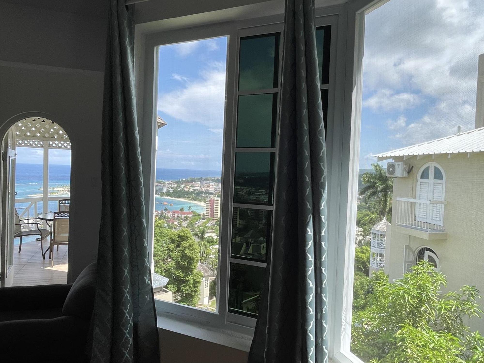 Oceanbreeze Jamaica Penthouse, 7-Minute Walk To Beach Ocho Ríos Extérieur photo