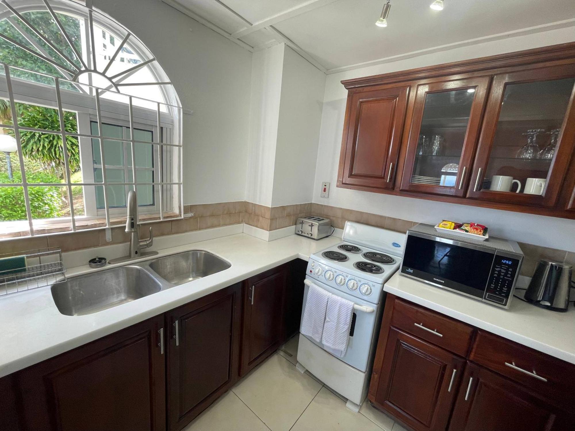 Oceanbreeze Jamaica Penthouse, 7-Minute Walk To Beach Ocho Ríos Extérieur photo
