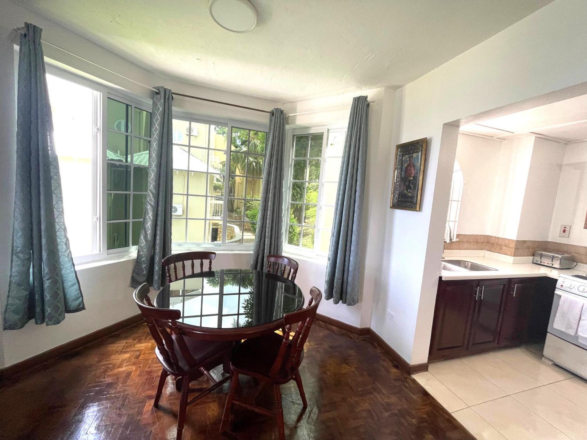 Oceanbreeze Jamaica Penthouse, 7-Minute Walk To Beach Ocho Ríos Extérieur photo